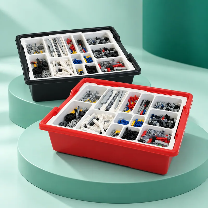 Kits de construcción con piezas organizadas en cajas negra y roja