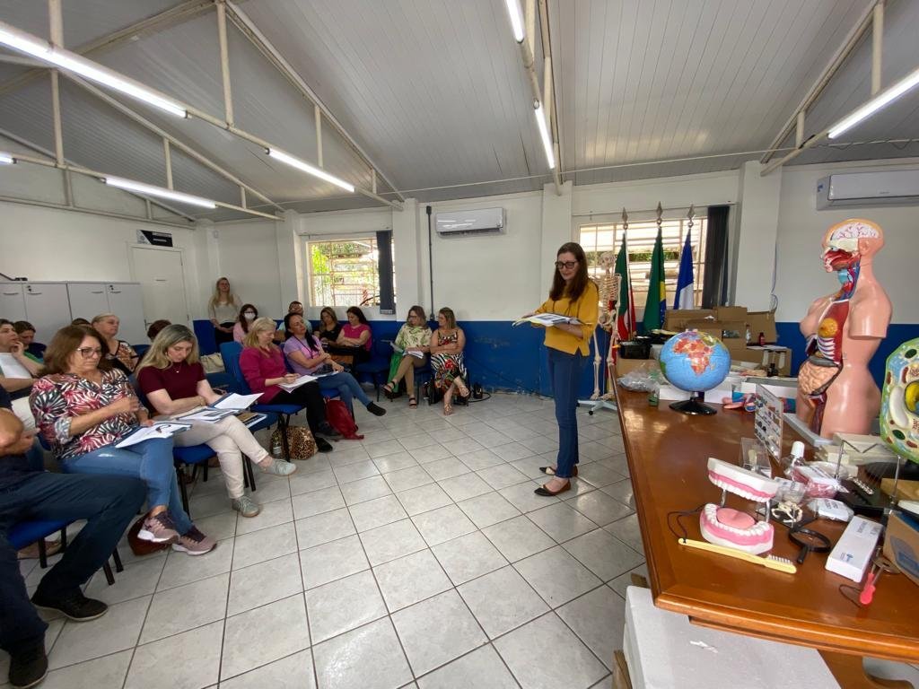 Secretaria de Educação investe na aquisição de 14 laboratórios de ciência